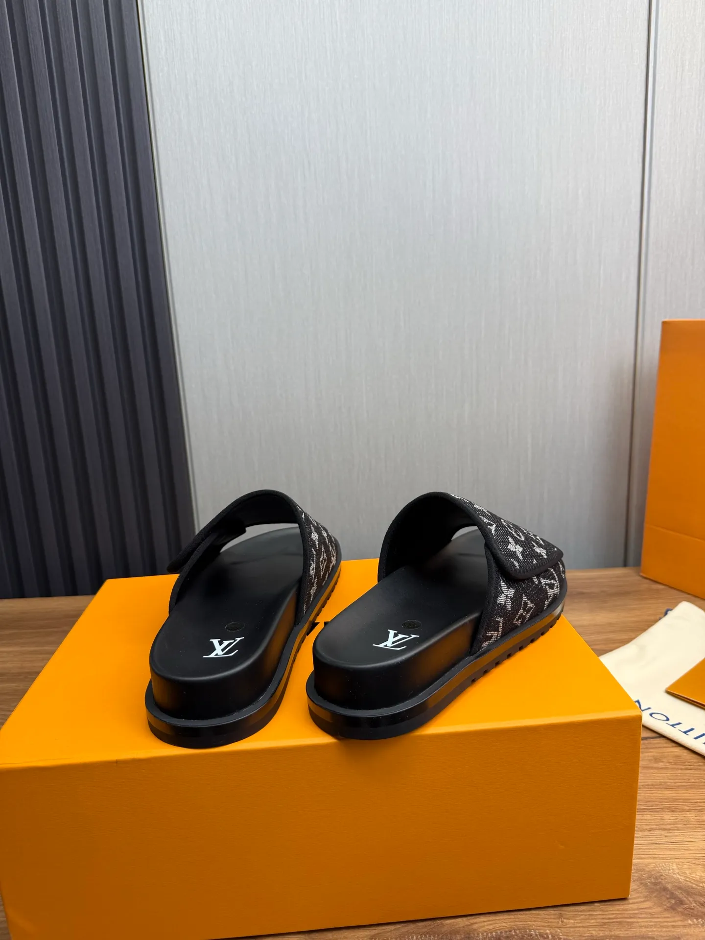 Men's shoes 💰320💰 Lv. hot selling men's slippers 🔥 🩴Official website one to one production 38-45 sizes 45 46 🉑️Customized!